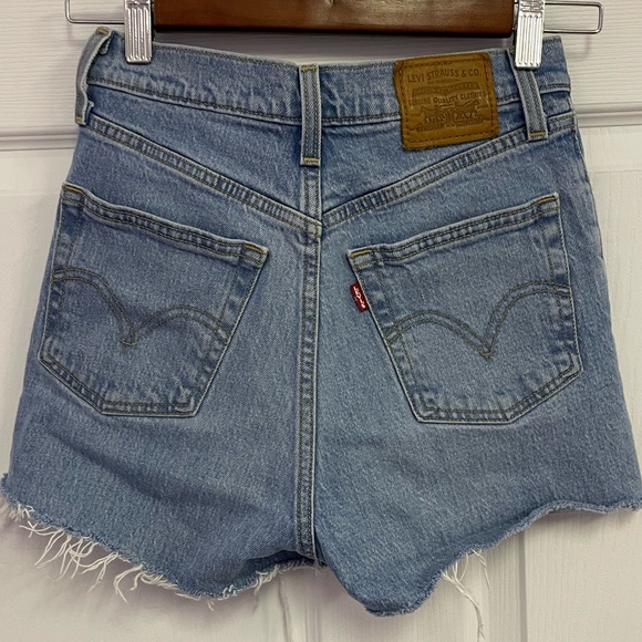 Levi’s shorts - Picture 2 of 3